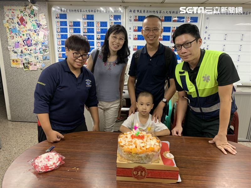鍾姓男童在爸媽陪同下,帶著蛋糕前來新莊分隊,感謝當年2位消防員的協助。(圖/翻攝畫面)