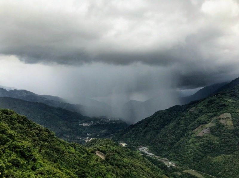 南投近期都有午後強降雨,其中信義鄉山區還驚見大規模雨瀑。(圖由陳才毅提供) 南投近期都有午後強降雨,其中信義鄉山區還驚見大規模雨瀑。(圖由陳才毅提供)