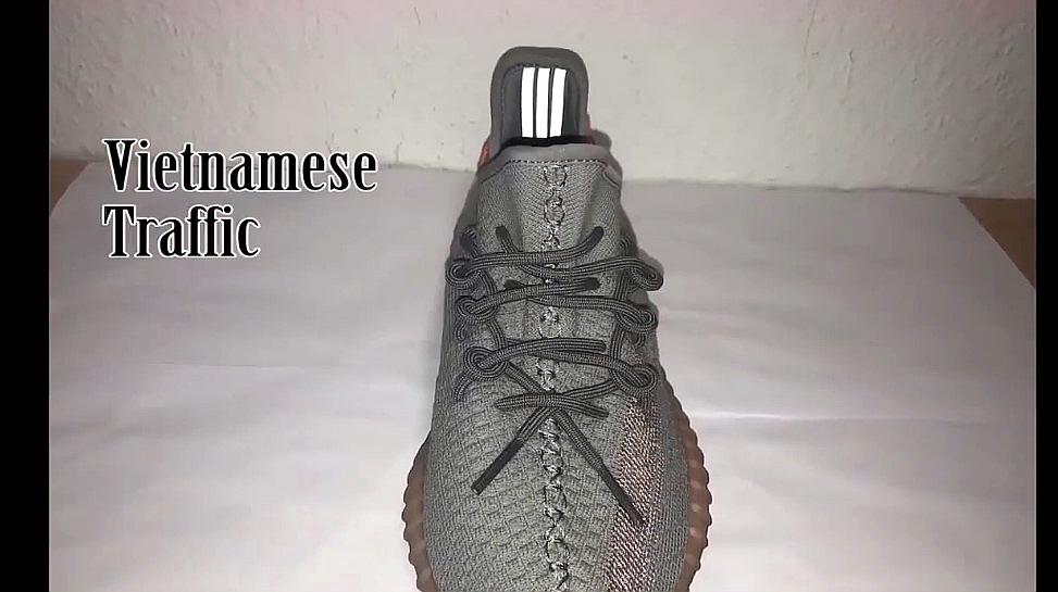 Yeezy 350 V2 「最全穿法」!除了火爆的KAWS 鞋帶,還有……[相關視頻：Yeezy鞋帶的14种系法教学(二)]_愛言情