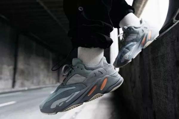 Yeezy 700 Inertia 上腳效果