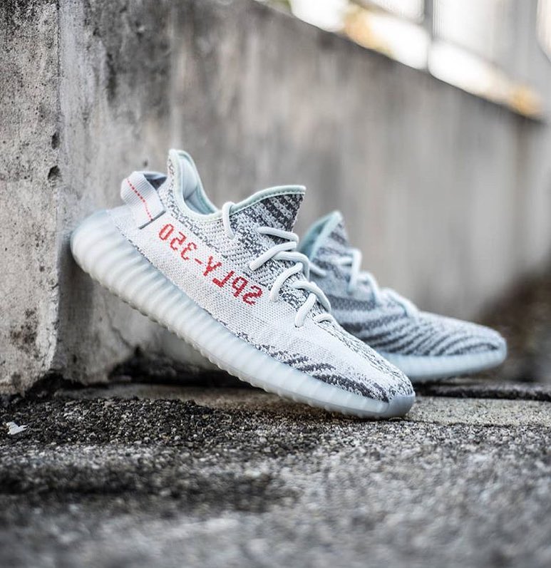侃爺良心操作！初代冰藍 Yeezy 350 V2 将于年底補貨