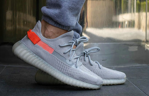YEEZY 350 V2 新欧限灰橙配色“Tail Light”鞋款上脚美圖賞析-潮流資訊-美樂淘潮牌匯