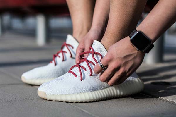 Yeezy 彩色鞋帶綁法
