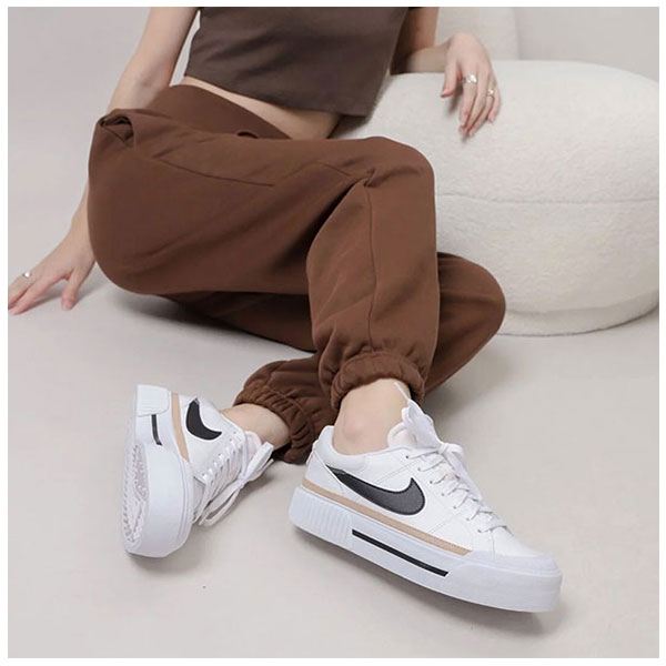穿著Nike Court Legacy Lift的舒　升级与时尚风格