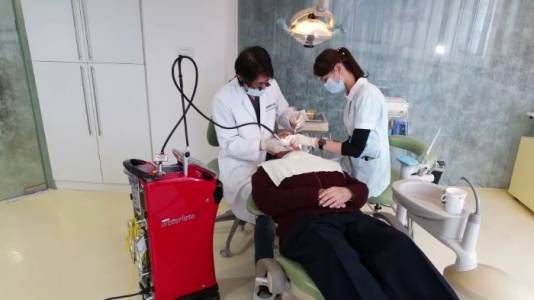 牙周病原來會傳染!醫:「水雷射有效消滅牙周細菌」 牙周病原來會傳染!醫:「水雷射有效消滅牙周細菌」