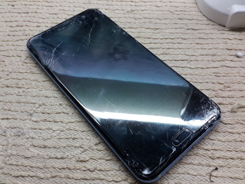 HTC U11 螢幕及背蓋破裂維修