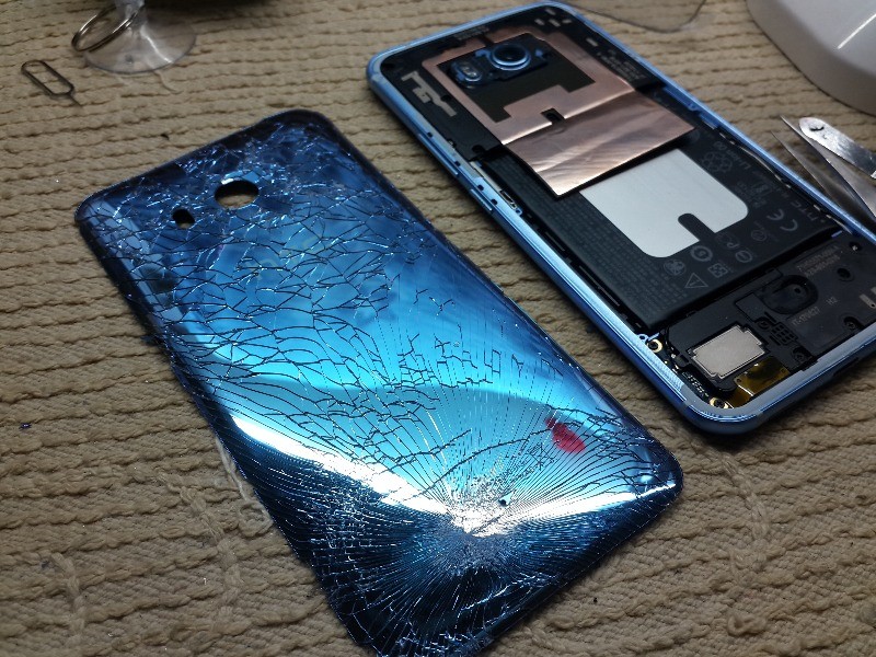 HTC U11 螢幕及背蓋破裂維修
