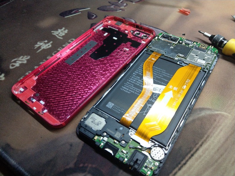 華為 P10 Plus 更換電池。