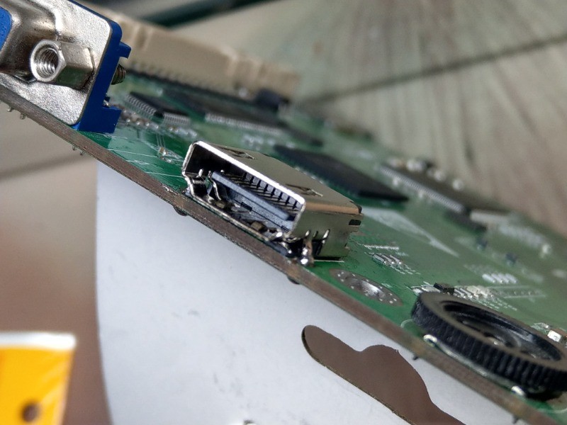 月光寶盒 HDMI 接頭損傷