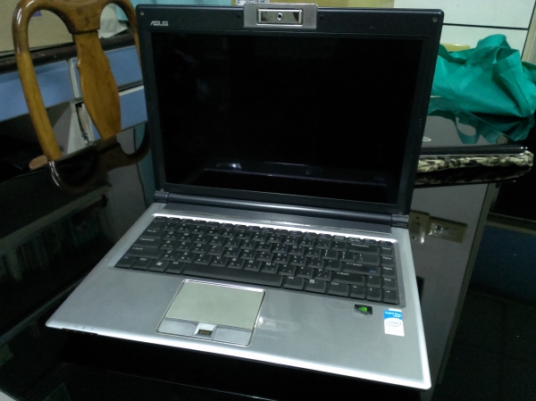Asus F8S 液晶螢幕雪花，無法開機