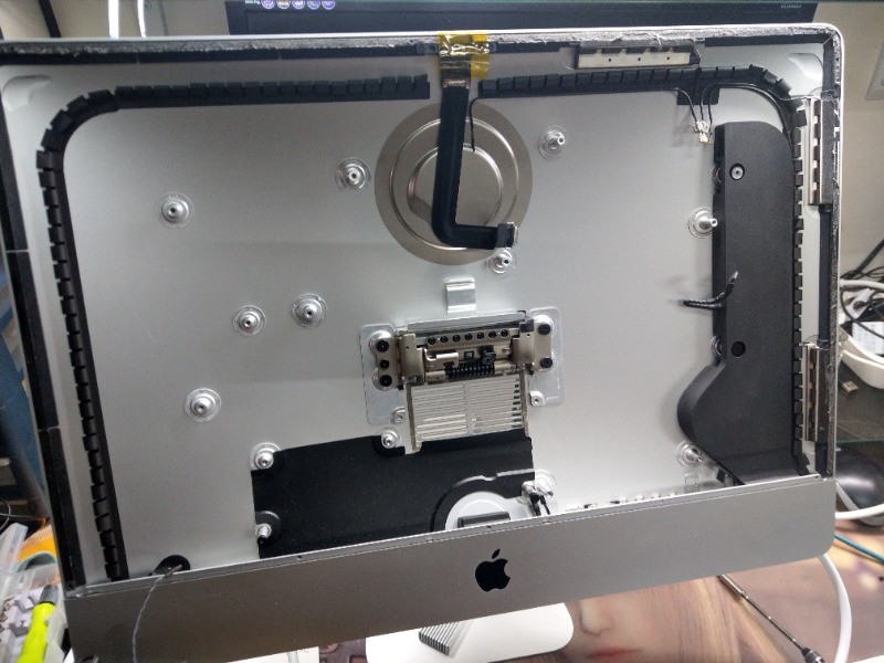 Apple iMac 21(2018) 開機速度非常慢，大約五分鐘。